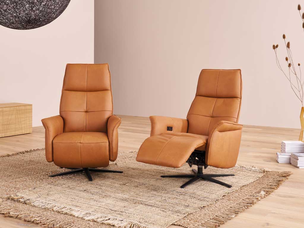 Himolla Joker 9361 | Relaxsessel | Leder Soft-Nappa | konfigurierbar Zwei braune Ledersessel auf Teppich in stilvoll eingerichtetem Wohnzimmer