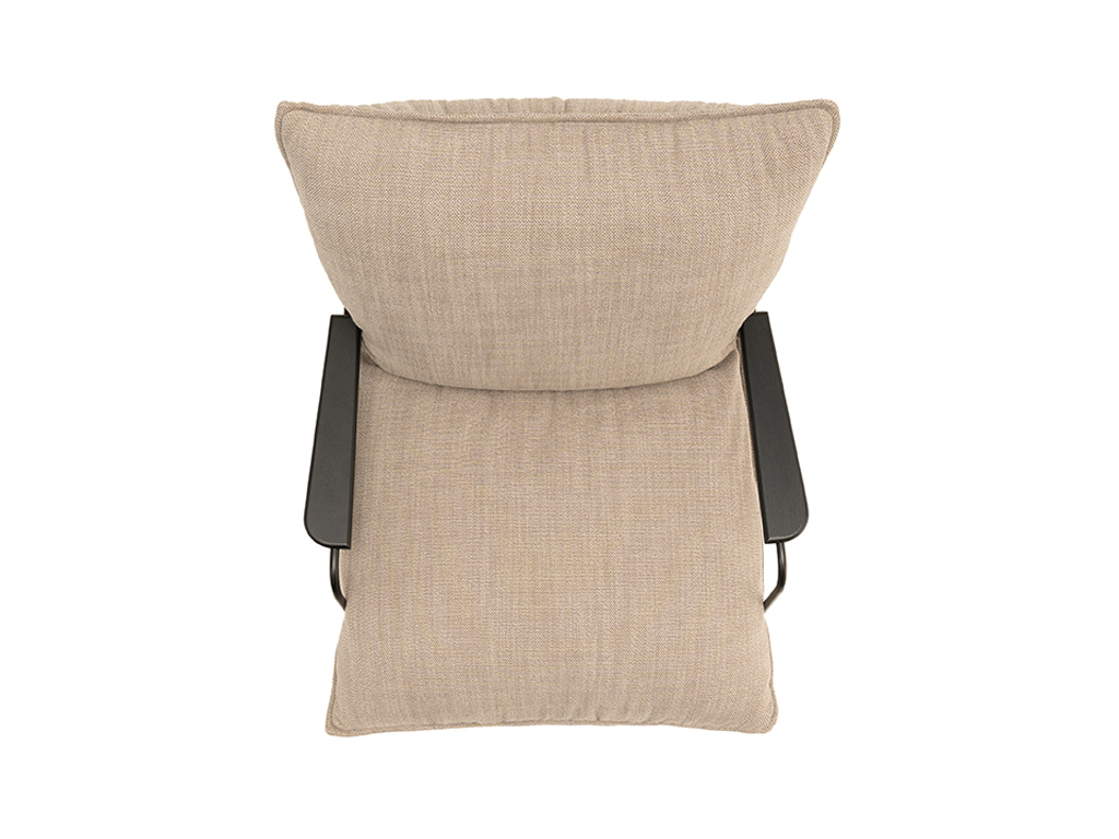 Obere Ansicht eines beigen Sessels mit Kissen und dunklen Armlehnen