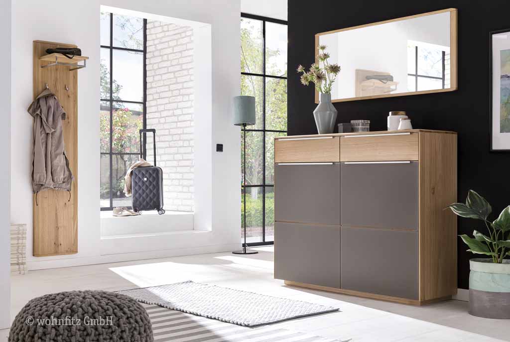 Bienenmühle Novum - Garderoben-Set, 3-teilig | Vorschlag 3 | Wildeiche furniert Moderner Eingangsbereich mit einer Holzkommode, einem Spiegel und einem Garderobenpaneel mit Jacke im skandinavischen Stil.