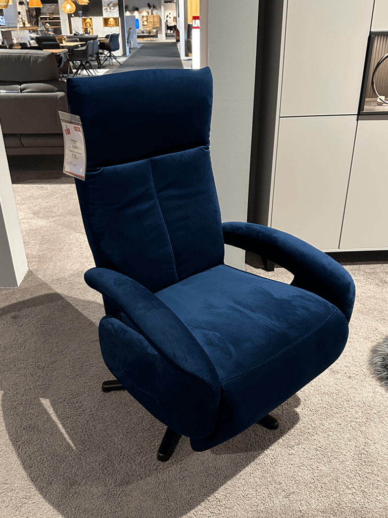sit&more TYCOON | Fernsehsessel Ein bequemer Relaxsessel in Blau, ideal für das Wohnzimmer, auf einem Teppich im Möbelausstellungsraum platziert