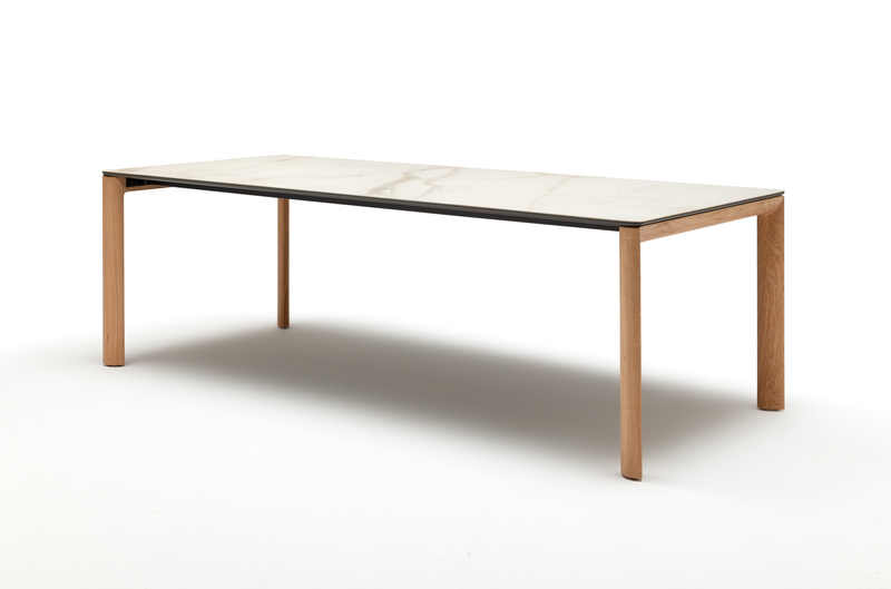 Rolf Benz 957 - Esstisch Eleganter Esstisch mit weißer Marmorplatte und stabilen Holzbeinen in minimalistischem Design