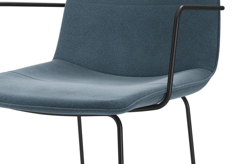 Detailansicht eines modernen blauen Stuhls mit Armlehnen und schwarzem Metallrahmen. Ideal für Büro oder Esszimmer.