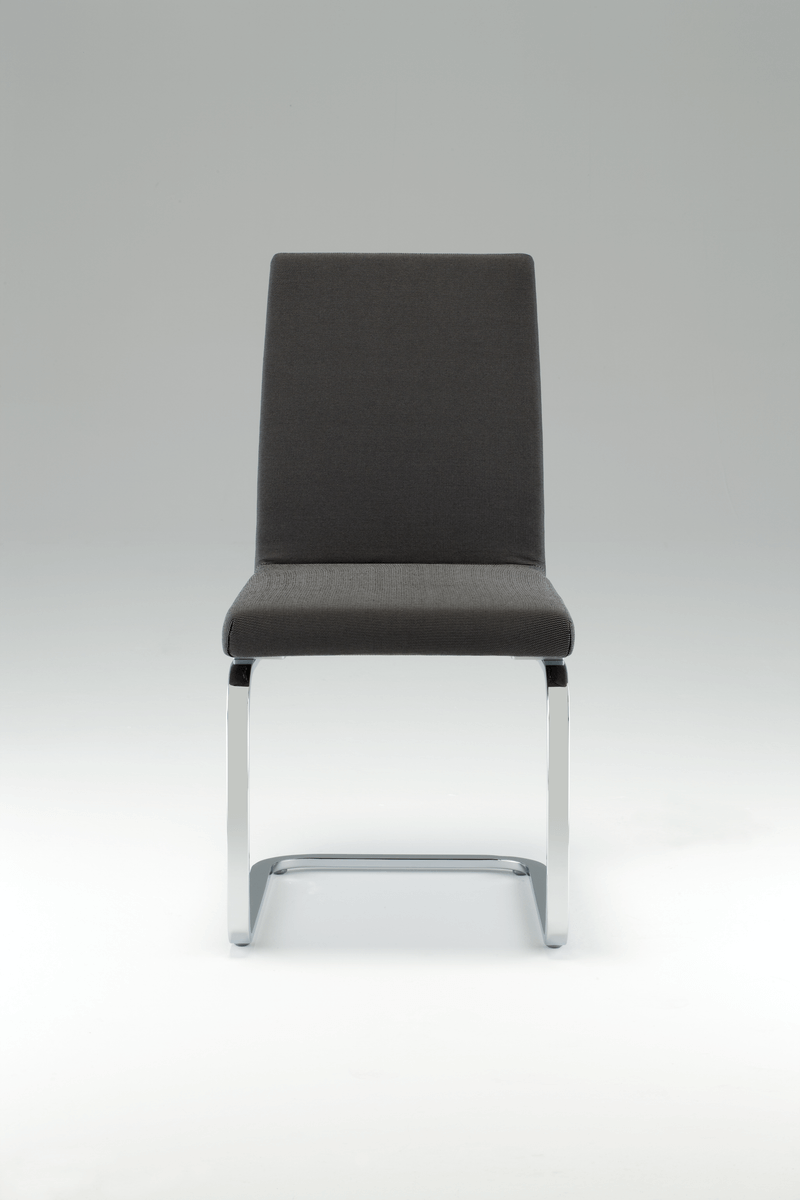 Esszimmerstuhl mit grauem Bezug und verchromten Beinen vor neutralem Hintergrund
