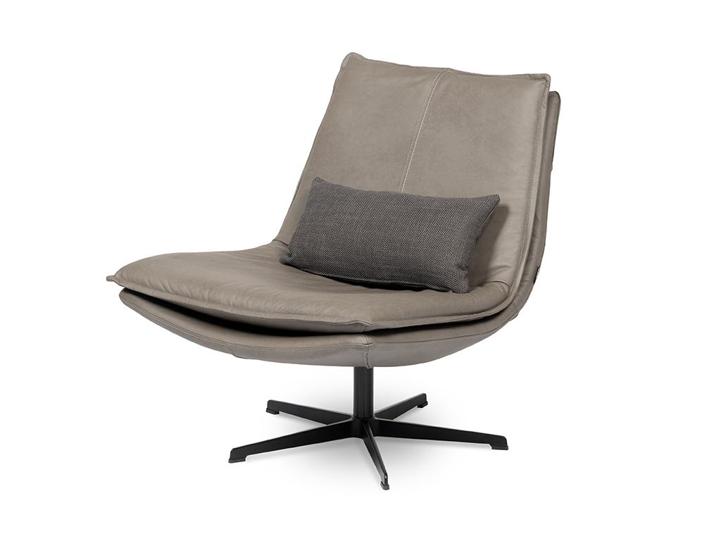 Bequemer grauer Drehsessel aus Leder mit schwarzem Untergestell und Kissen