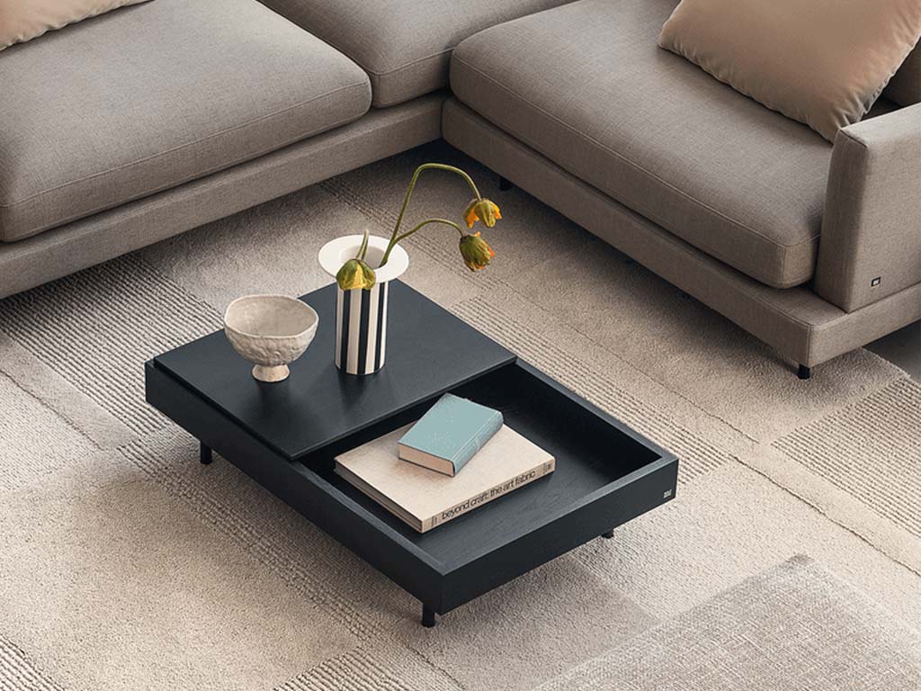 Rolf Benz 906 SINA - Couchtisch mit Ablage | Eiche massiv, schwarz | 63 x 94 cm schwarzer Holz Couchtisch mit verschiebbarer Tischplatte