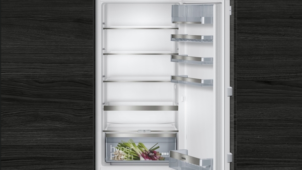 Weißer Einbaukühlschrank mit mehreren Ablagen und einer hyperFresh-Schublade vor dunklem Hintergrund