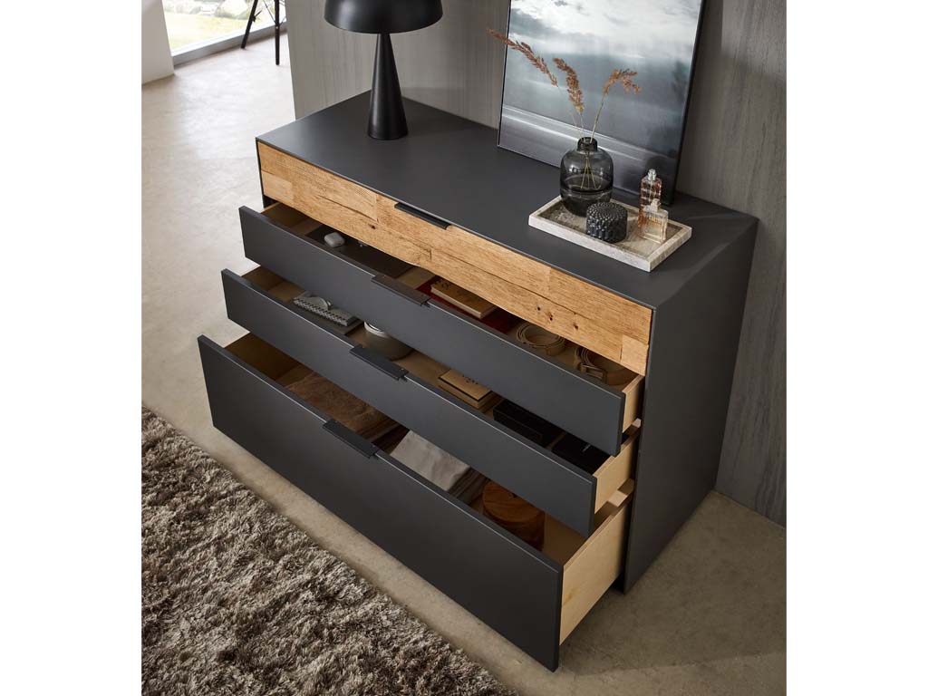 Wöstmann WSL 8800 - Kommode (2252), 4 Schubkästen | B: 121,9 cm Moderne Kommode mit offenen Schubladen, Dekoration und Lampe auf der Oberfläche