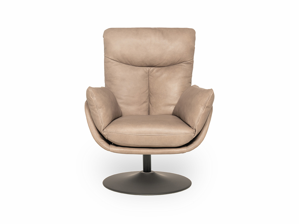 Ein beiger, drehbarer Ledersessel mit breiten Armlehnen und einem stabilen, runden Standfuß, ideal für moderne Wohnräume.
