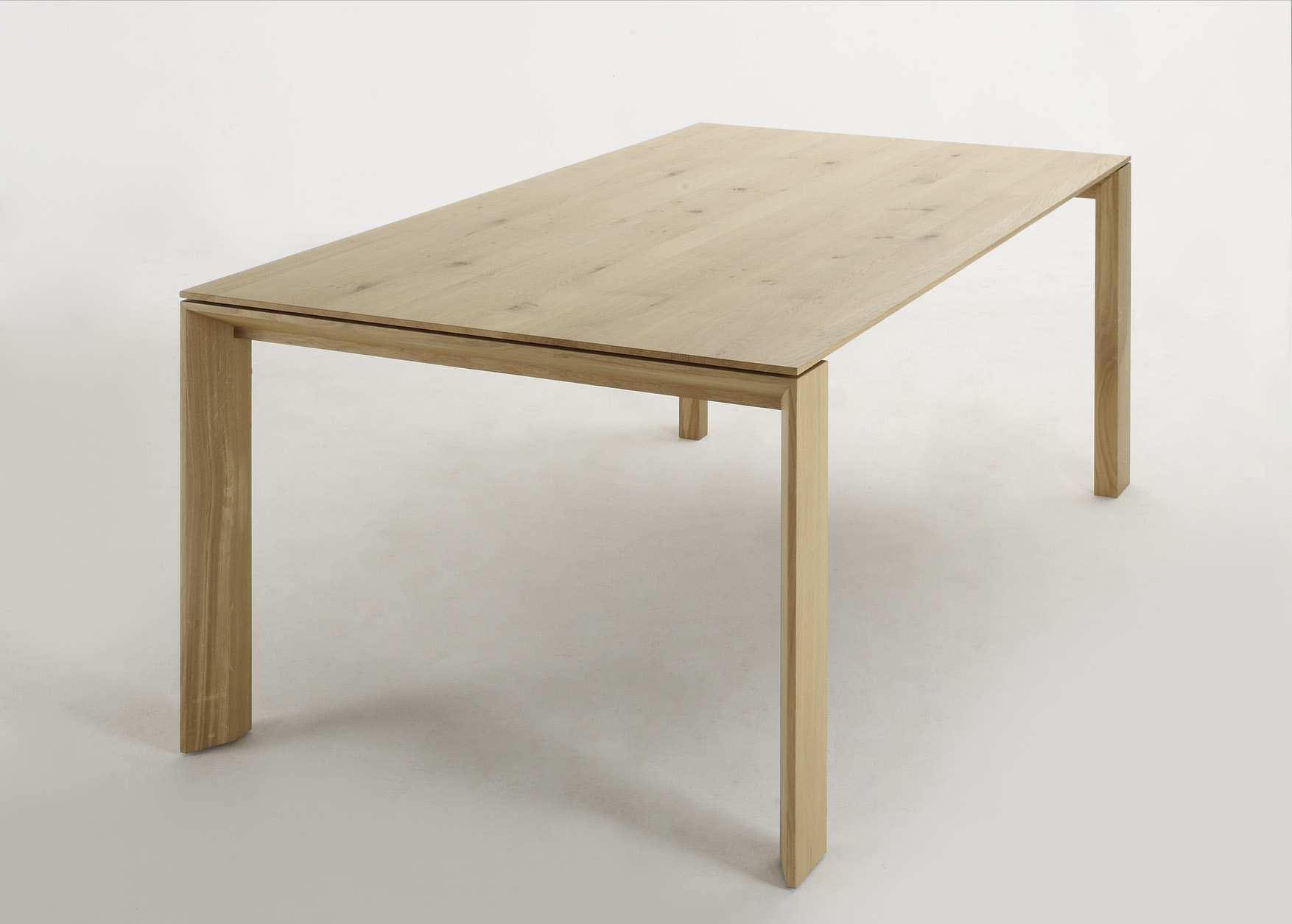 Minimalistischer Tisch aus hellem Eichenholz mit klaren Linien, ideal für moderne Inneneinrichtungen