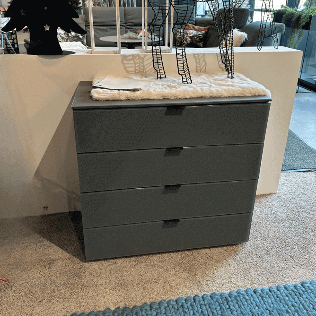 Staud SATINO | Schubkastenkommode Kommode mit vier Schubladen, darauf Dekoration in einem gemütlichen Raum