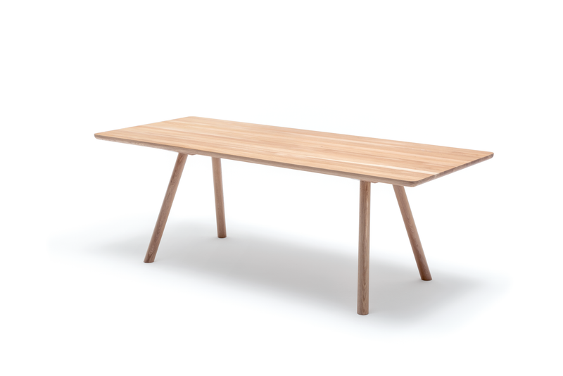 freistil Rolf Benz 120 - Esstisch | alle Ausführungen konfigurierbar Rechteckiger Esstisch aus hellem Holz mit schräg gestellten Beinen