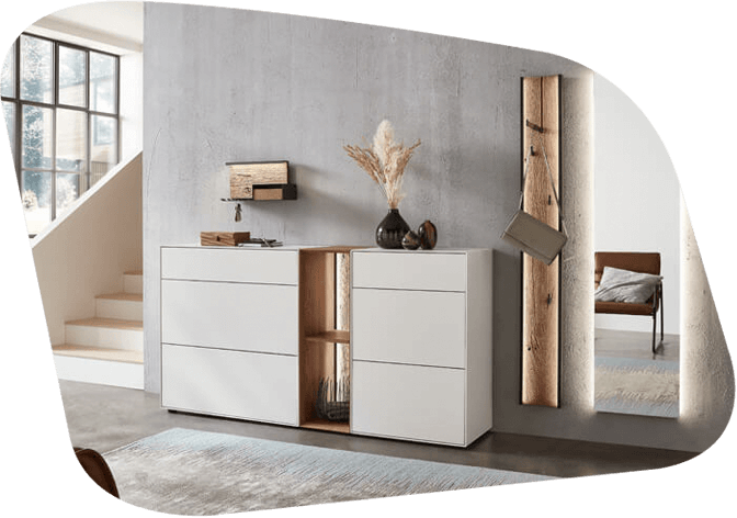 Modernes Wohnzimmer mit weißem Sideboard, dekoriert mit Vasen und Holzdetails, neben einem schmalen Spiegel