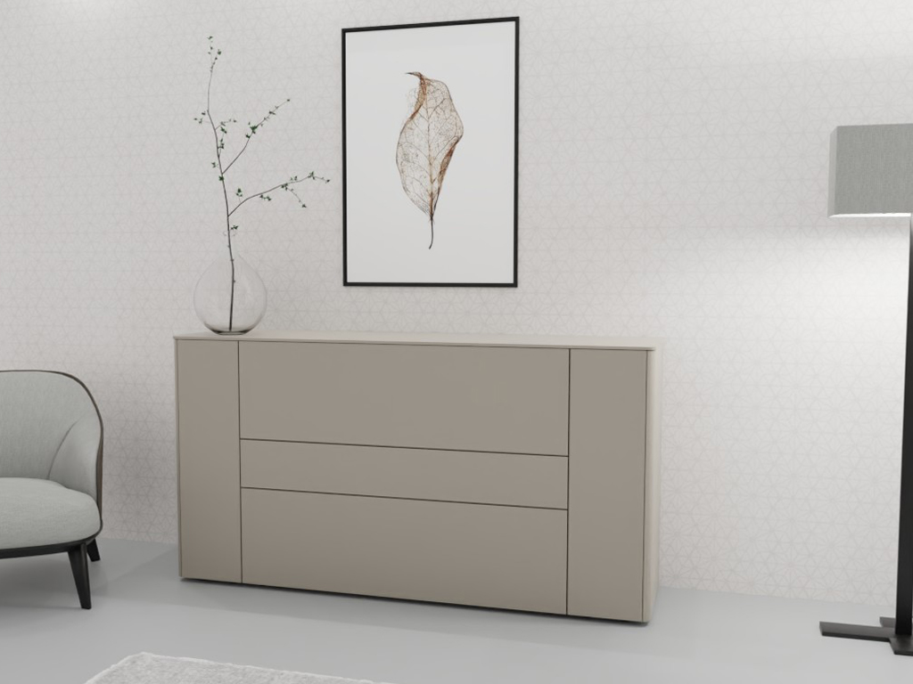 Sudbrock Goya - Sideboard | 2 Türen, 2 Schubladen, 1 Klappe | B: 175,2 cm | Lack muschelgrau Kommode im minimalistischen Stil mit Pflanzenvase und Kunstwerk an der Wand, Teil eines modernen Wohnzimmers mit Lampe und Sessel