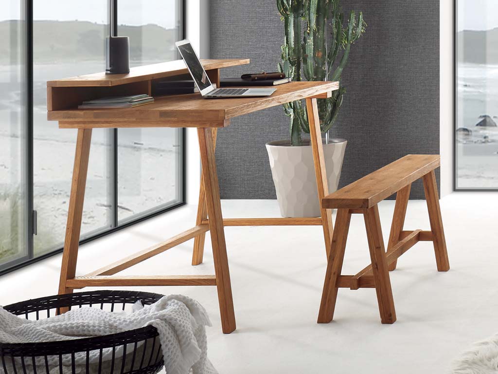 braune kleine Holzbank und brauner Holzschreibtisch vor einer Fensterfront in einem modernen Zimmer