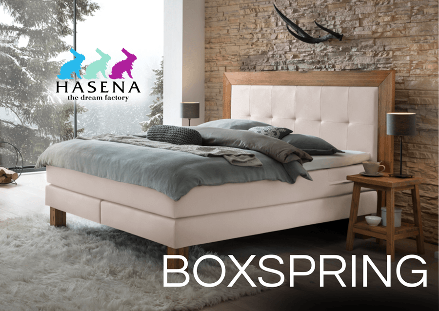 Boxspringbett in hellem Polster und Kopfteil mit Holzakzent