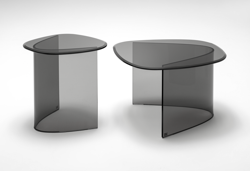 Zwei moderne Beistelltische aus getöntem Glas mit dreieckigen Oberflächen, elegant und zeitlos.