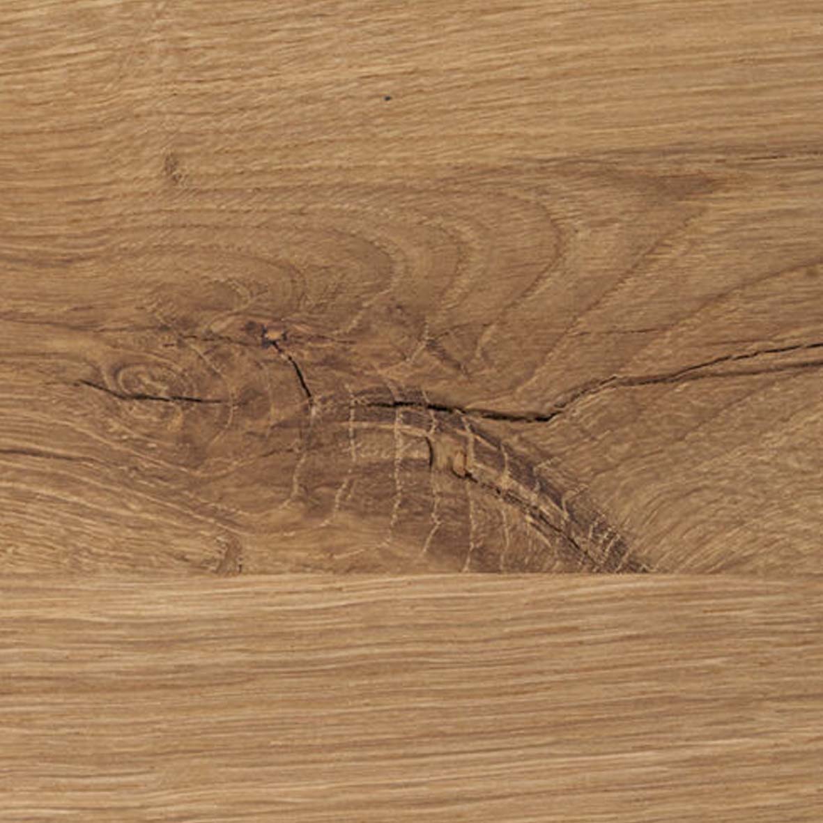 Nahaufnahme eines braunen Holzbretts mit sichtbarer natürlicher Maserung und Textur