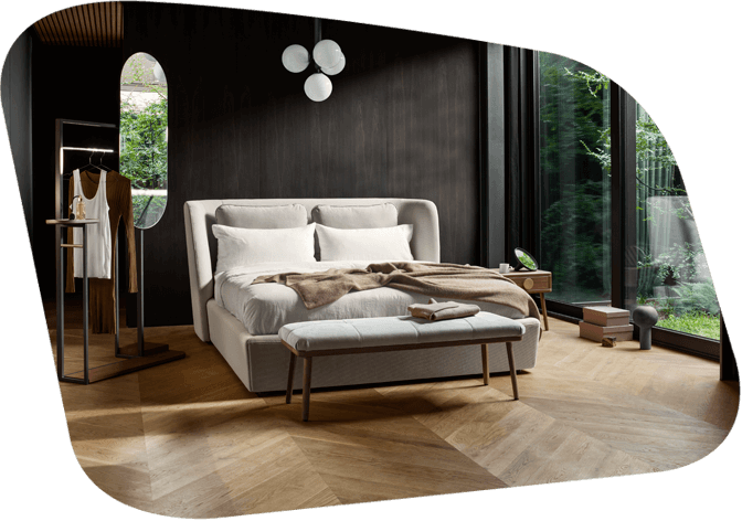 Polsterbett in hellen Farben und stummer Diener daneben