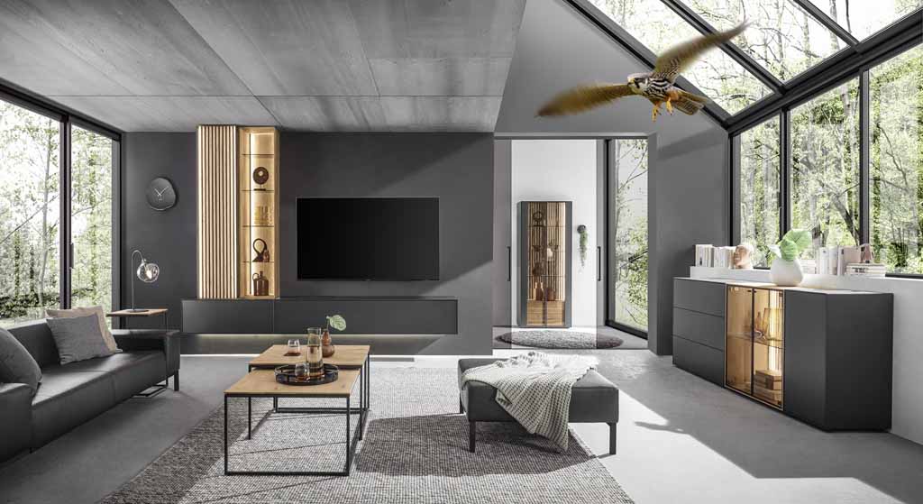 Ein modernes Wohnzimmer mit großen Fenstern, stilvoller grauer Einrichtung und dekorativen Elementen