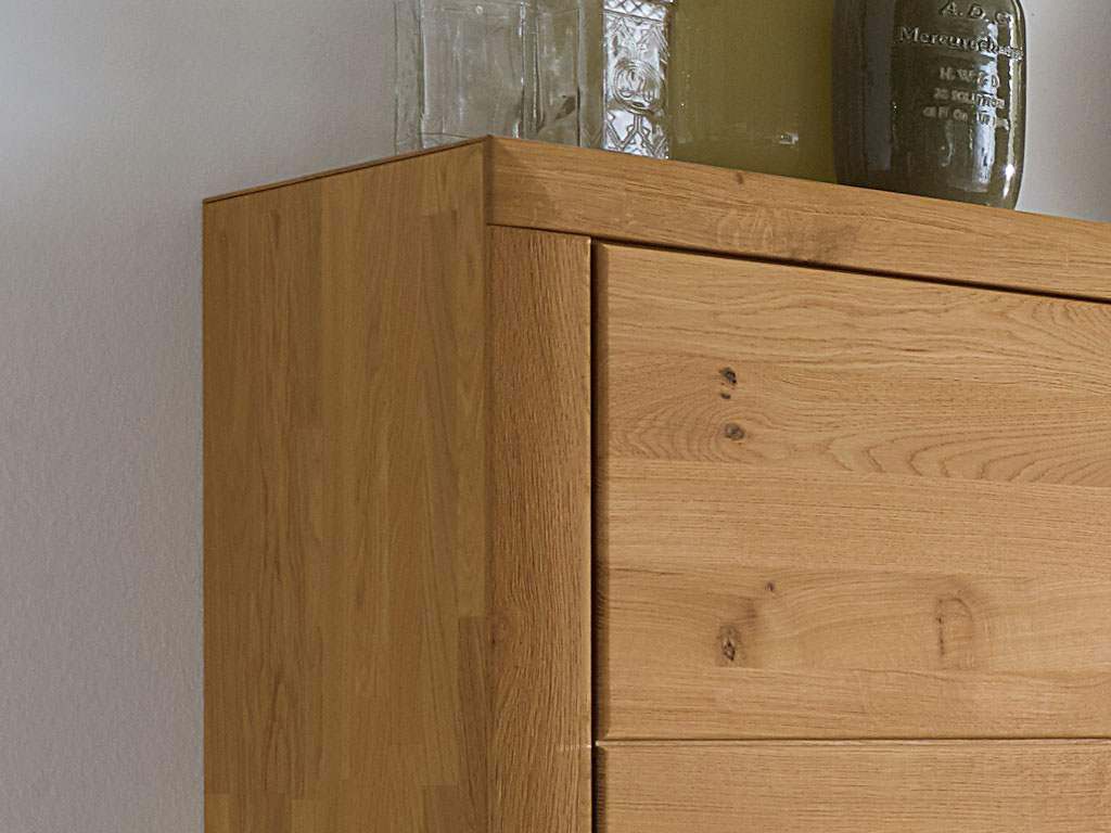 Detailaufnahme eines braunen Holzschrankes