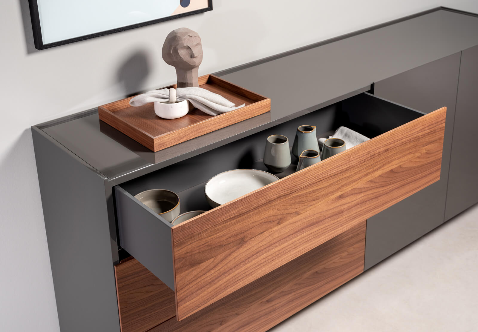 Sideboard von Rolf Benz mit geöffneter Schublade