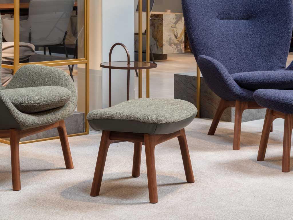 Polsterhocker in hellgrün/grau mit dunkelbraunem Nussbaumgestell