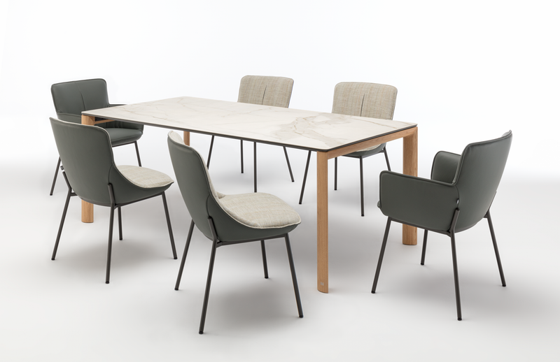 Moderner Esstisch mit Marmoroptik-Oberfläche und sechs gepolsterten Stühlen in neutralen Farben