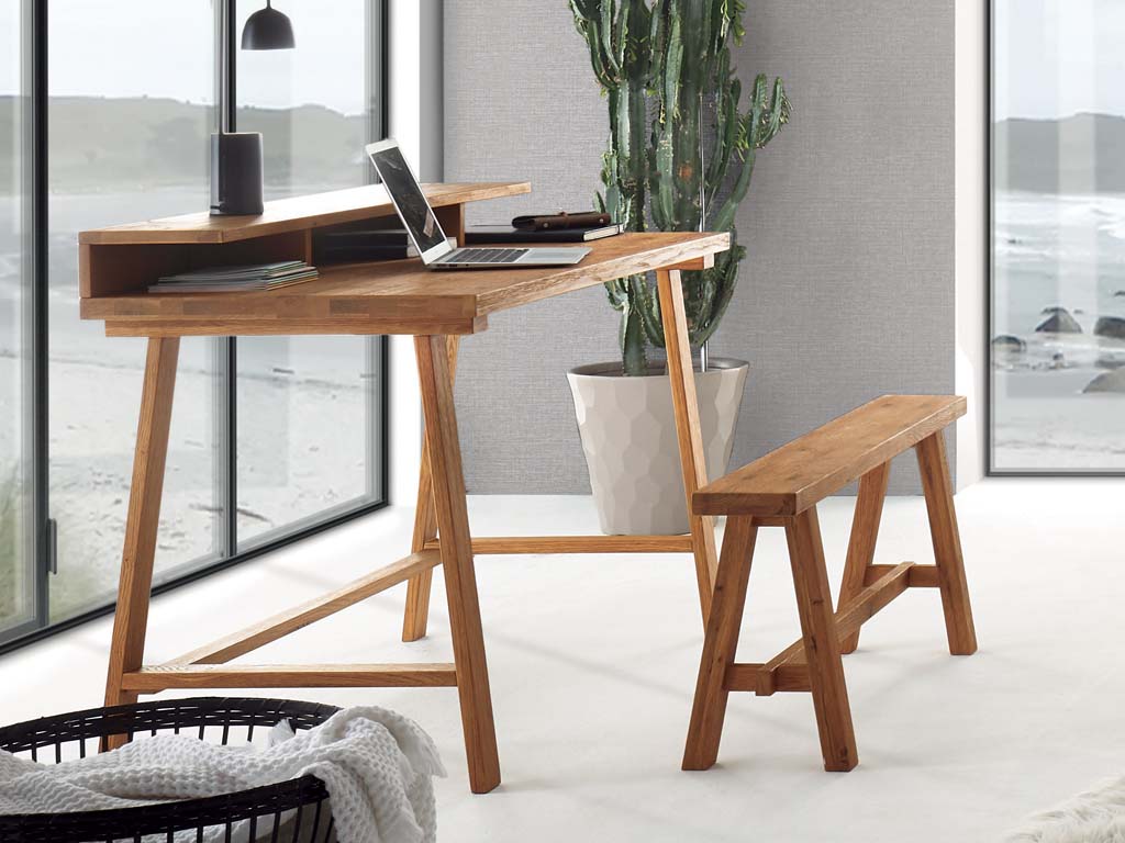 Sekretär und kleine Sitzbank aus Holz stilvoll dekoriert in  modernem hellem Raum mit großen Fenstern