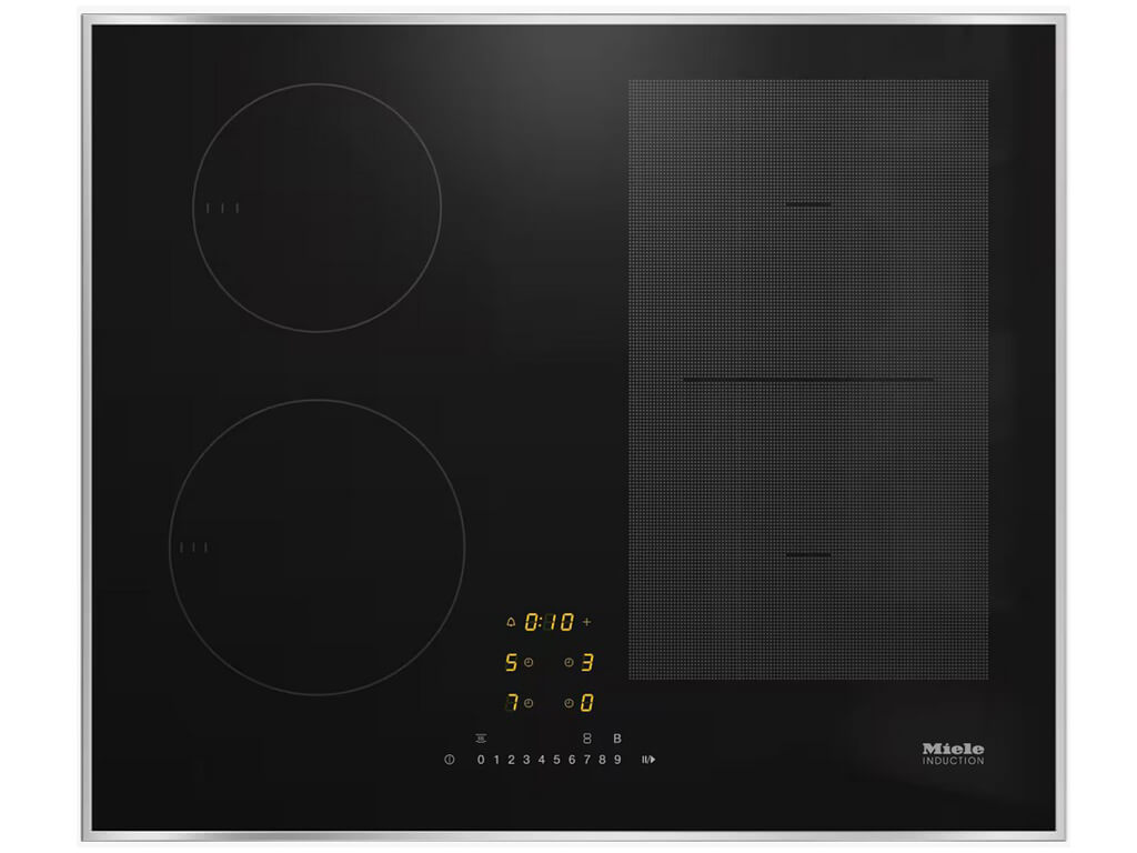 Draufsicht auf ein Miele Induktionskochfeld mit zwei runden Kochzonen und einer großen rechteckigen PowerFlex-Kochzone. Die Touch-Bedienelemente sind am unteren Rand orangefarben beleuchtet.