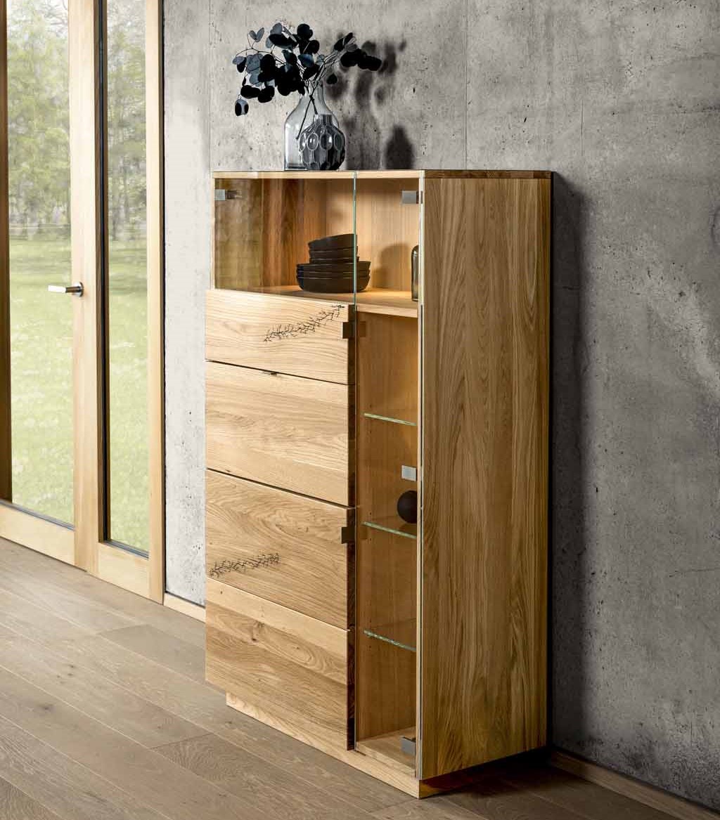 Wimmer Signatura | Highboard | 1 Schublade | 3 Türen | 153130/153131 Holzschrank mit Glaselementen und Dekoration auf Betonwand im modernen Wohnraum
