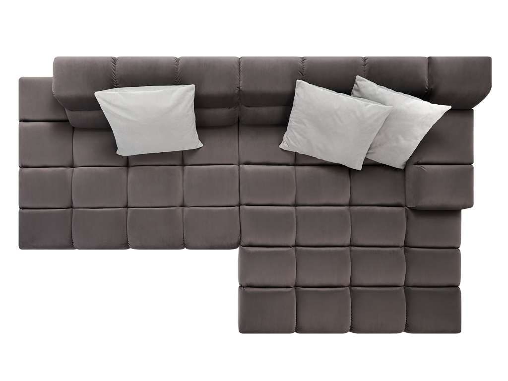 Eine Draufsicht auf ein L-förmiges, modulares Ecksofa in Dunkelgrau mit gesteppten Sitz- und Rückenkissen. Drei helle, graue Zierkissen liegen auf den Rückenlehnen. Der Hintergrund ist weiß.