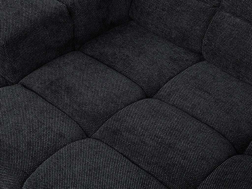 Nahaufnahme eines dunkelgrauen, texturierten Polsterstoffs mit rechteckigen Abschnitten