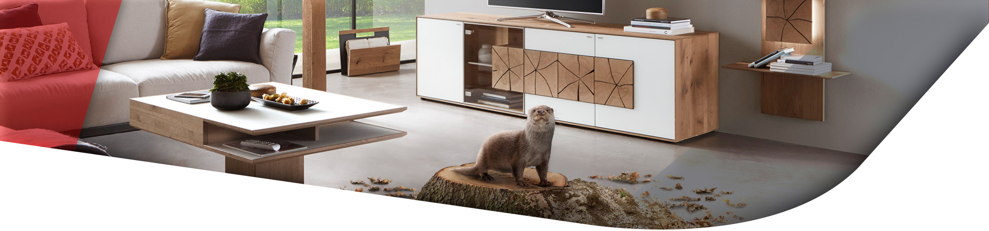 Wohnwand mit Holzakzent und weißen Fronten - davor sitzt ein Otter