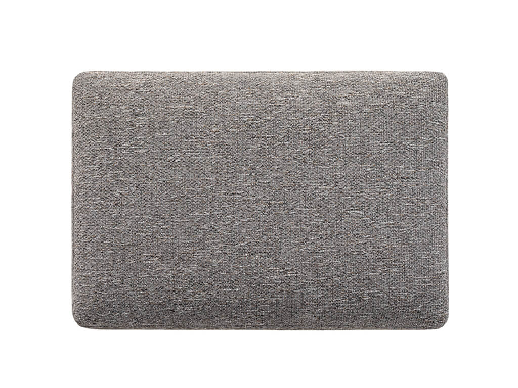 Eine Draufsicht auf einen rechteckigen, stoffbezogenen Hocker in Grau-Beige, der die Textur des Stoffes zeigt.