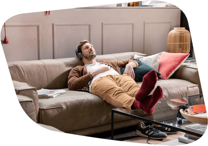 Mann auf couch Musik hörend