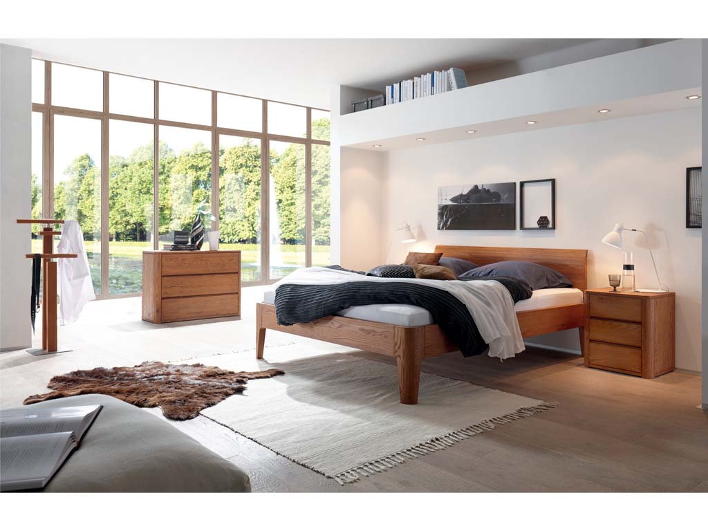 stilvoll eingerichtetes helles schlafzimmer mit holzmöbel darunter ein bett eine kommode ein nachtschrank und ein stummer diener von hasena