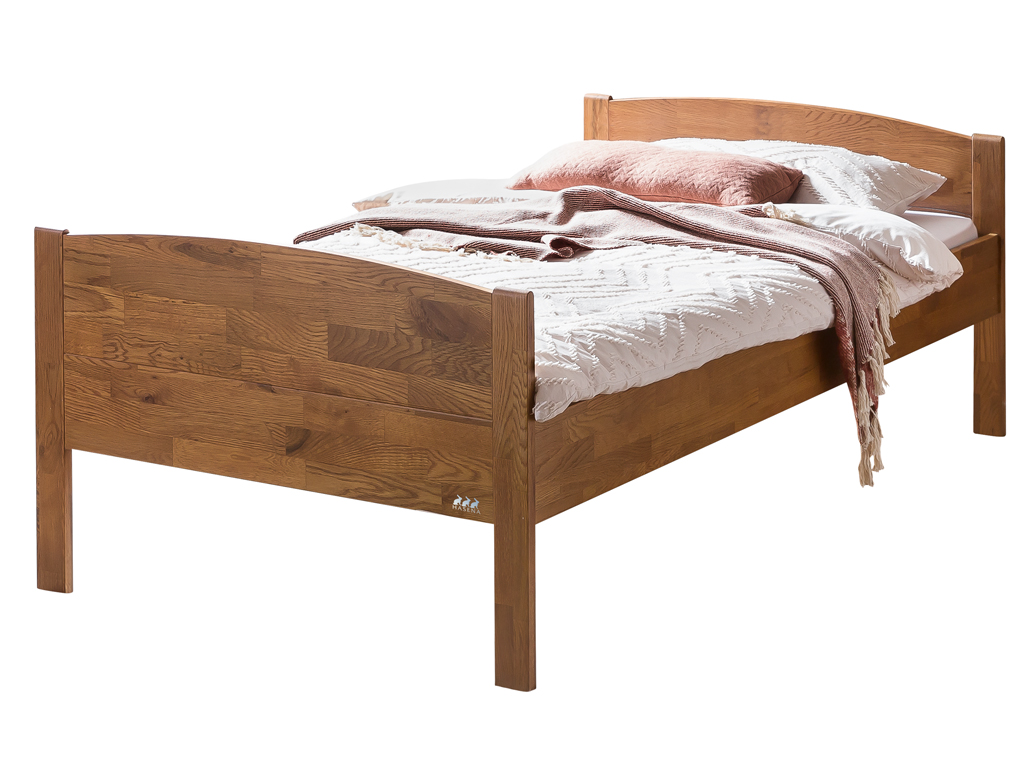 Holz Einzelbett in braun mit Bettwäsche in weiß und Dekoration vor weißem Hintergrund
