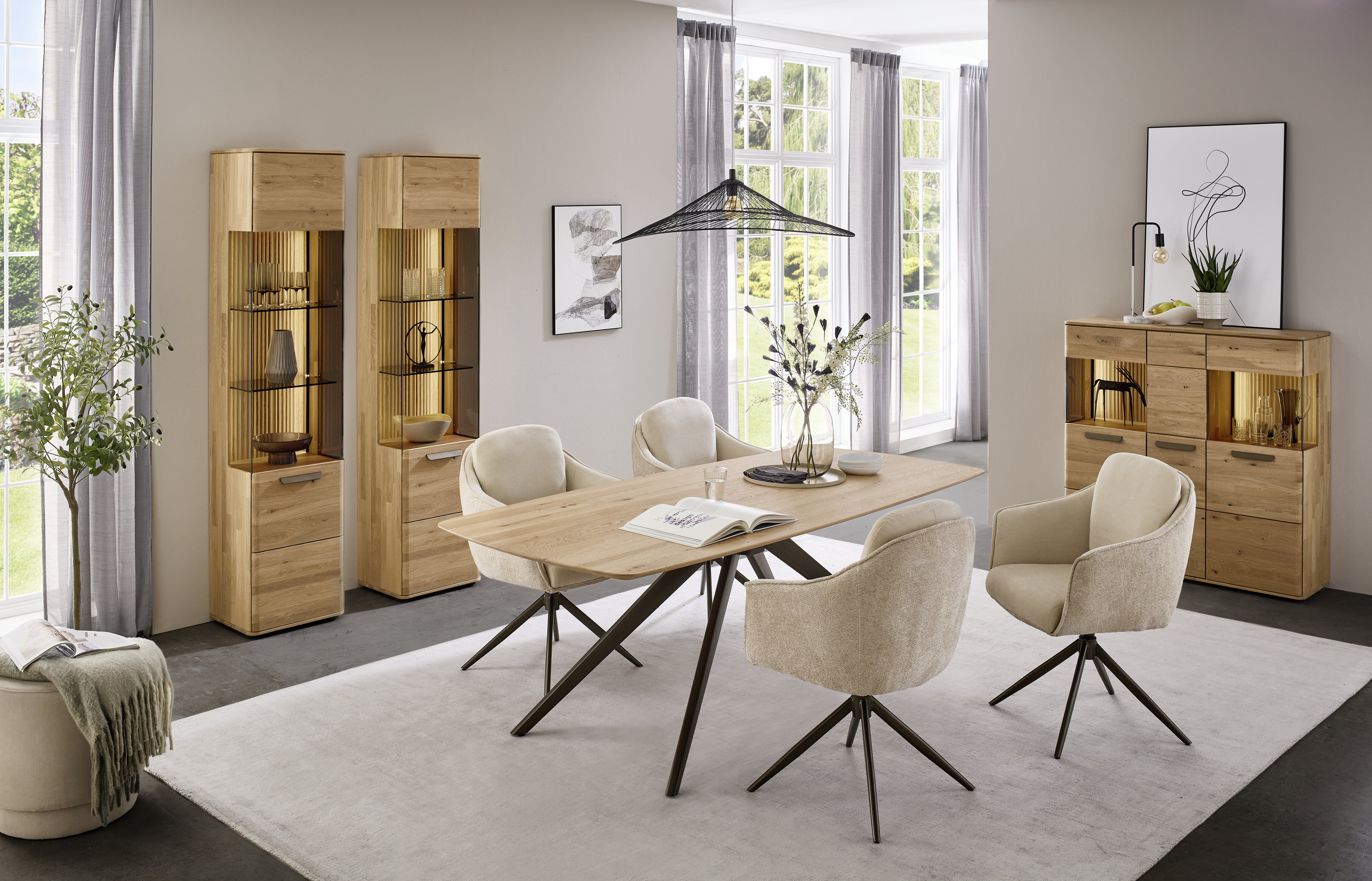 modernes Esszimmer in hellen Farben Holztisch mit Metallgestell und vier hellen Polsterstühlen stilvoll dekoriert