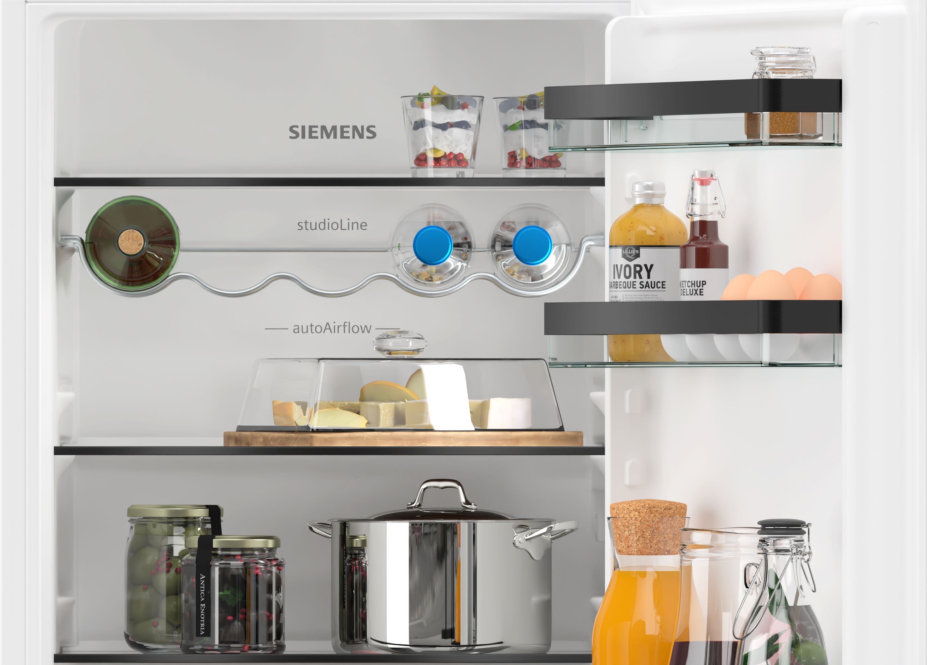 Offener Kühlschrank mit Flaschenregal, autoAirflow und Lebensmitteln.