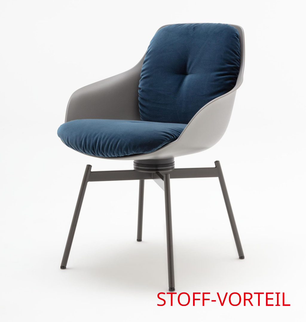Stuhl mit heller Sitzschale und blauem SItzpolster
