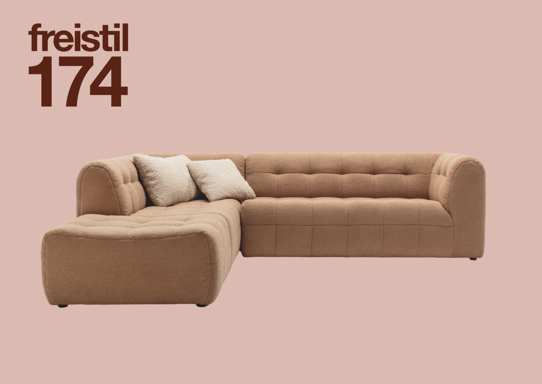 hellbraune Eckcouch im Chesterfield Stil