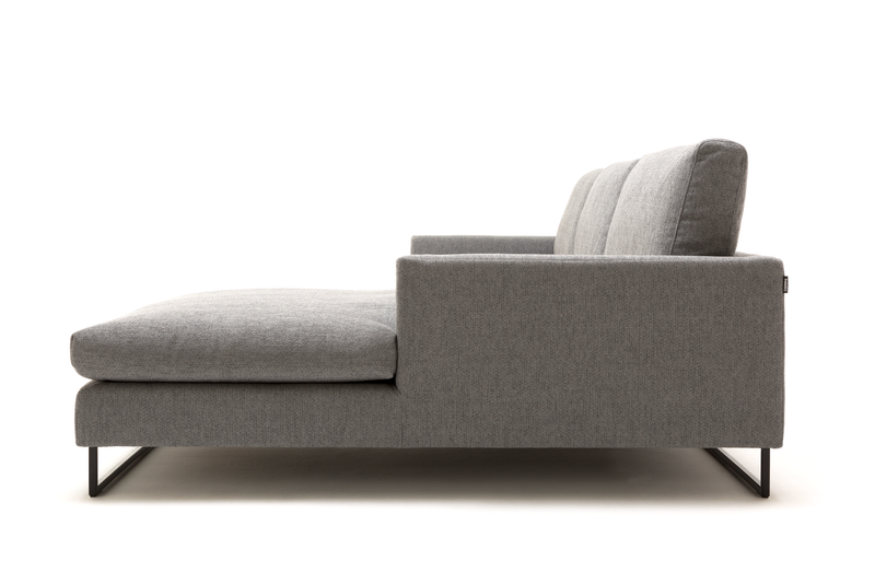 Seitenansicht eines eleganten grauen Sofas mit schlichtem und modernem Design