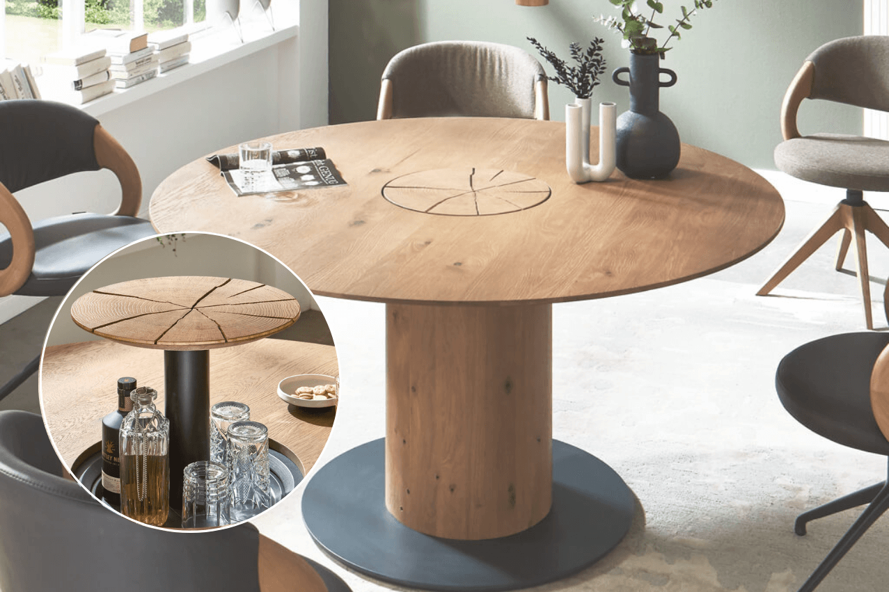 hartmann Naturzeit - Esstisch mit Hirnholzscheibe | R100 | Ø 150 Runder Holztisch mit Drehteller, umgeben von modernen Stühlen in einem stilvollen Wohnzimmer
