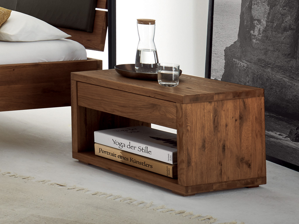 brauner Holznachtschrank mit offenem Fach unten und einer Schublade stilvoll dekoriert an einem holzbett in einem modernen hellen zimmer Cubo von Hasena