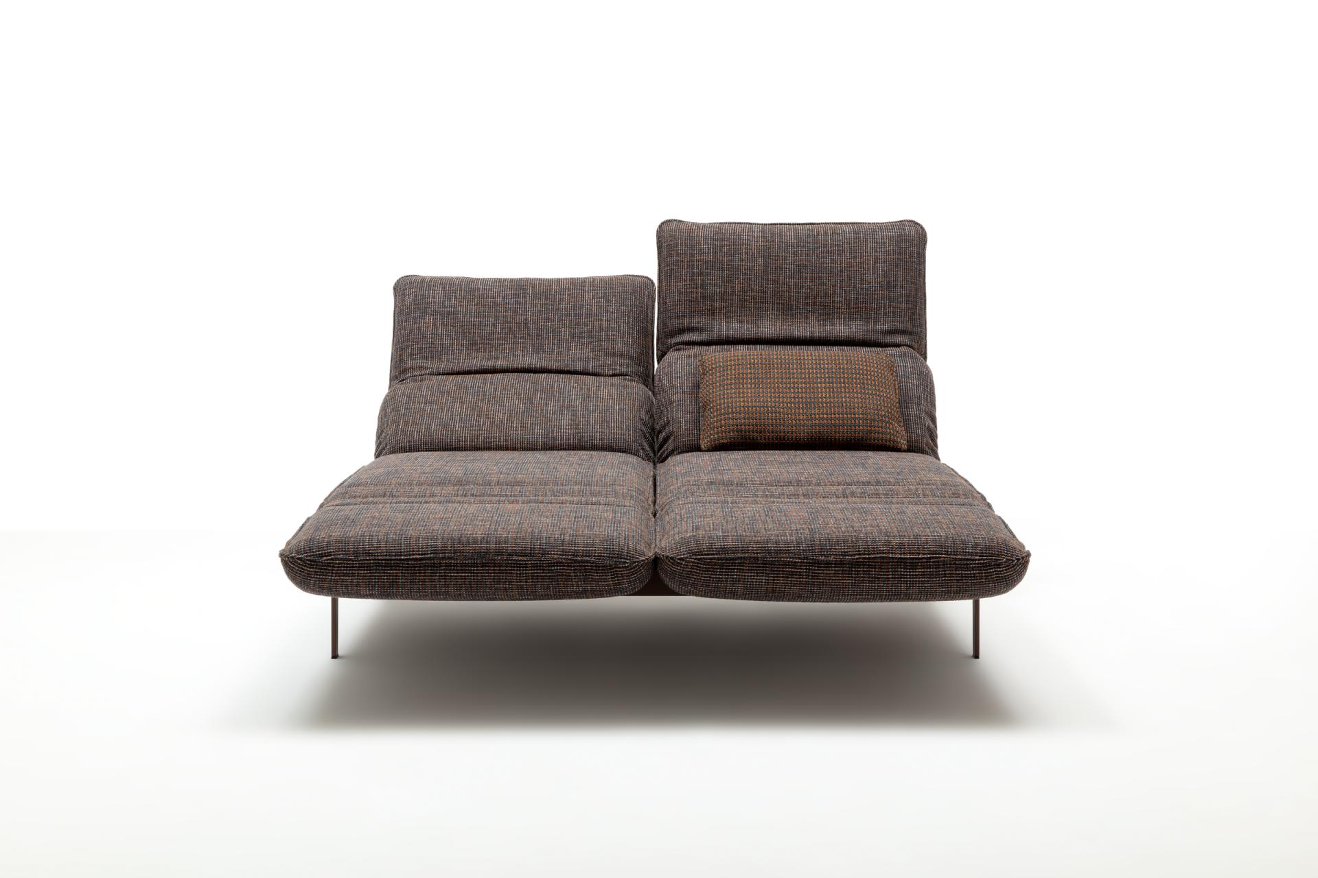 Stilvolles Liegesofa in Braun mit Metallrahmen, modernes Design