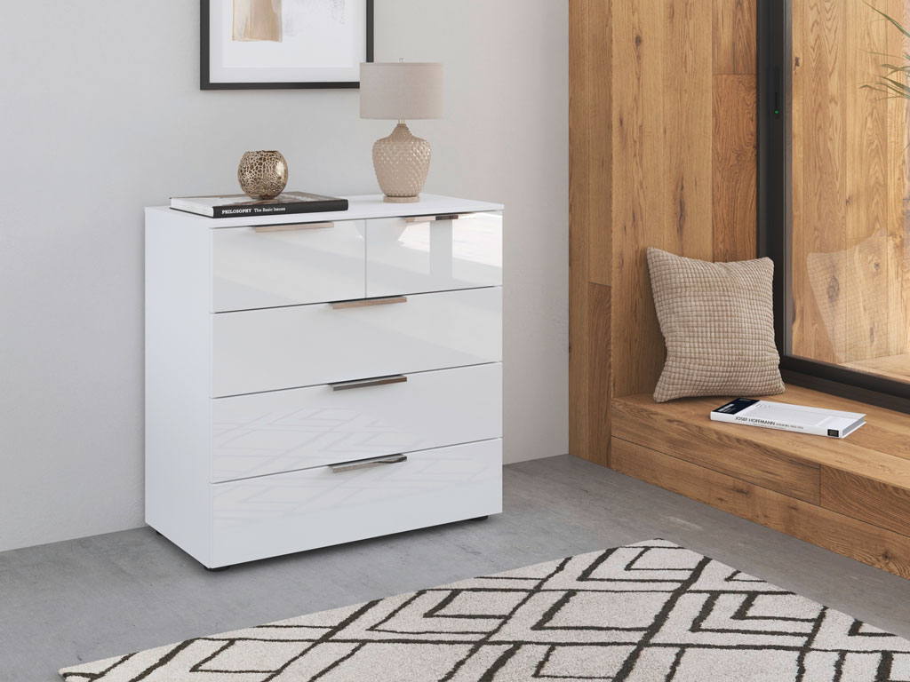 weiße kommode mit fünf schubkästen platziert in einem modernen zimmer stilvoll dekoriert