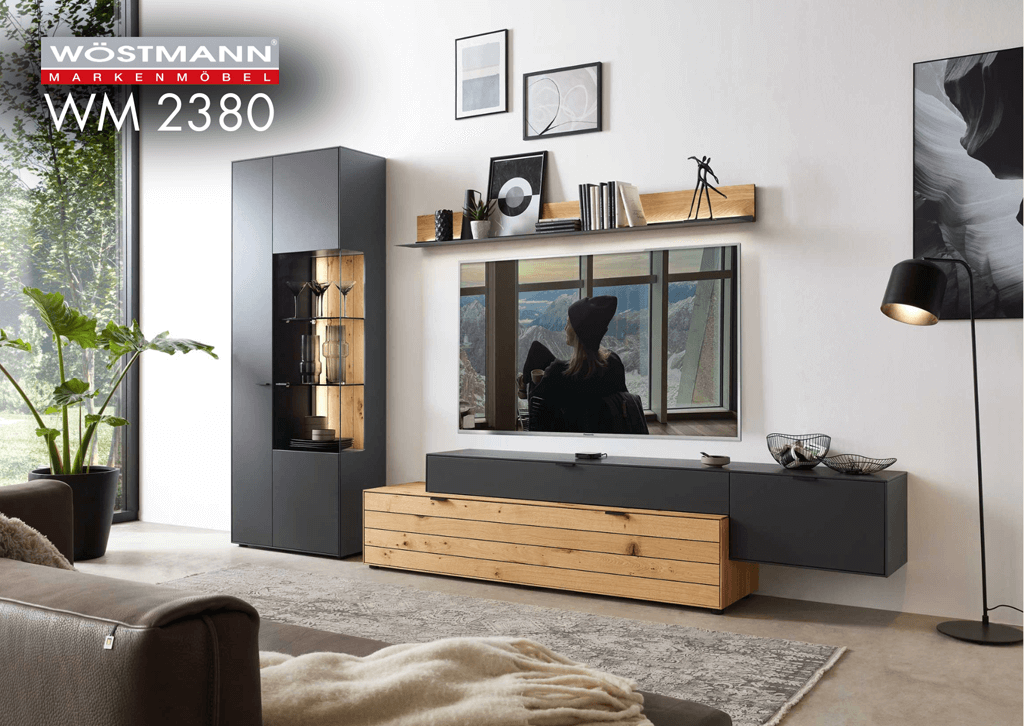 Wohnwand mit Massivholz und dunkelgrauen Akzenten