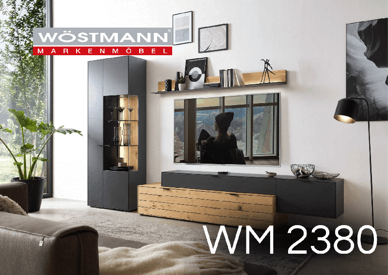 Wohnwand mit Massivholz und dunkelgrauen Akzenten