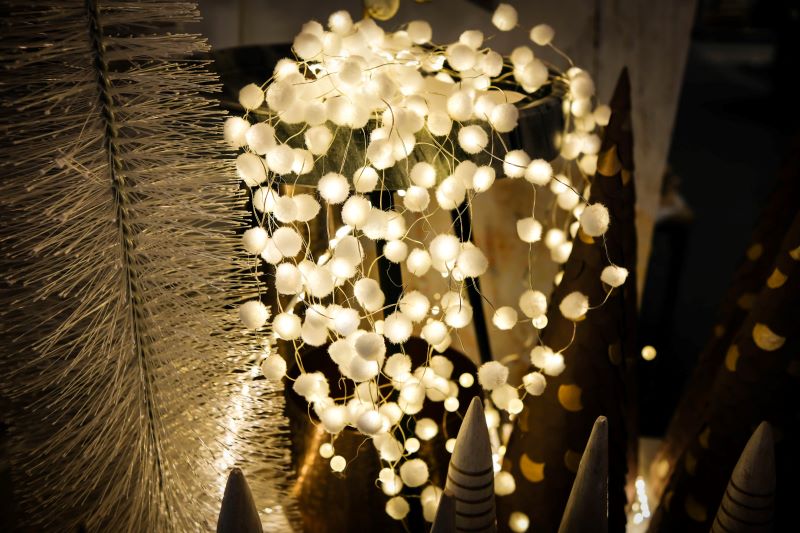 Nahaufnahme einer warmweißen LED-Lichterkette, die festlichen Raum schmückt und eine gemütliche Atmosphäre schafft
