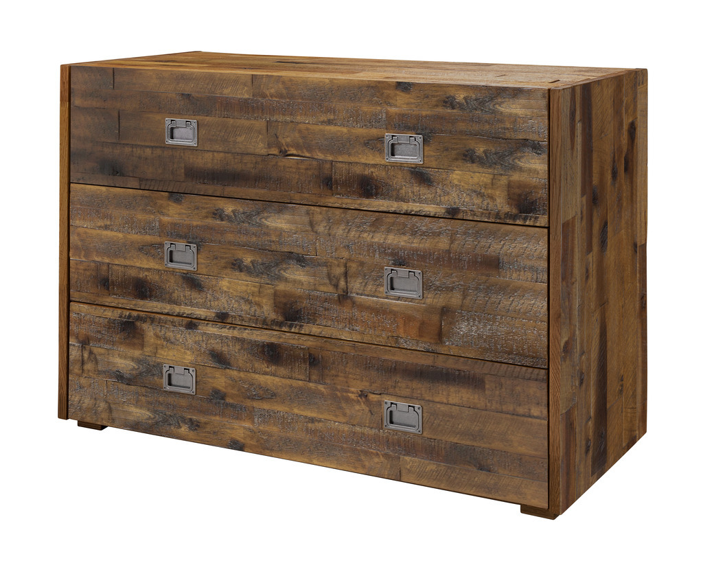 Kommode aus dunkelbraunem Holz im used look mit drei Schubladen und markanten eingelassenen metallgriffen im indutrial style vor weißem hintergrund calino von hasena